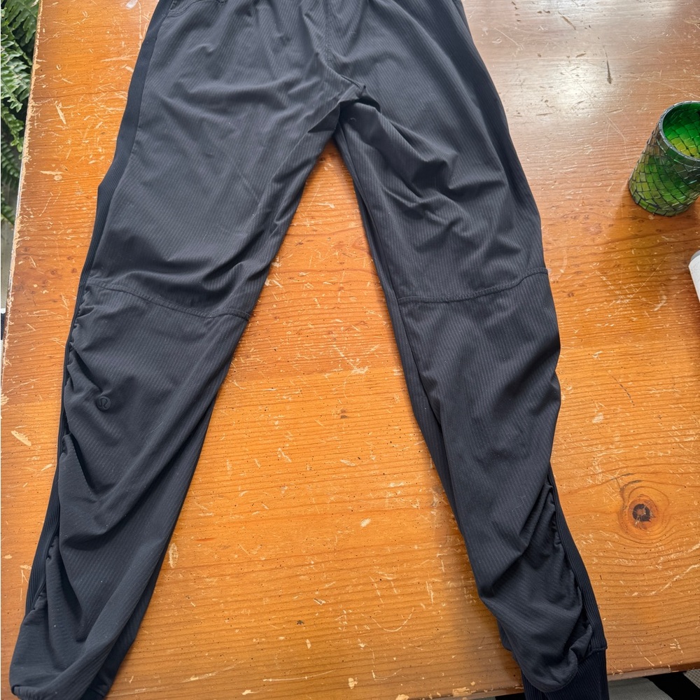 Lululemon Athletica Black Jogger Pants with Tapered Legs Womens size 4